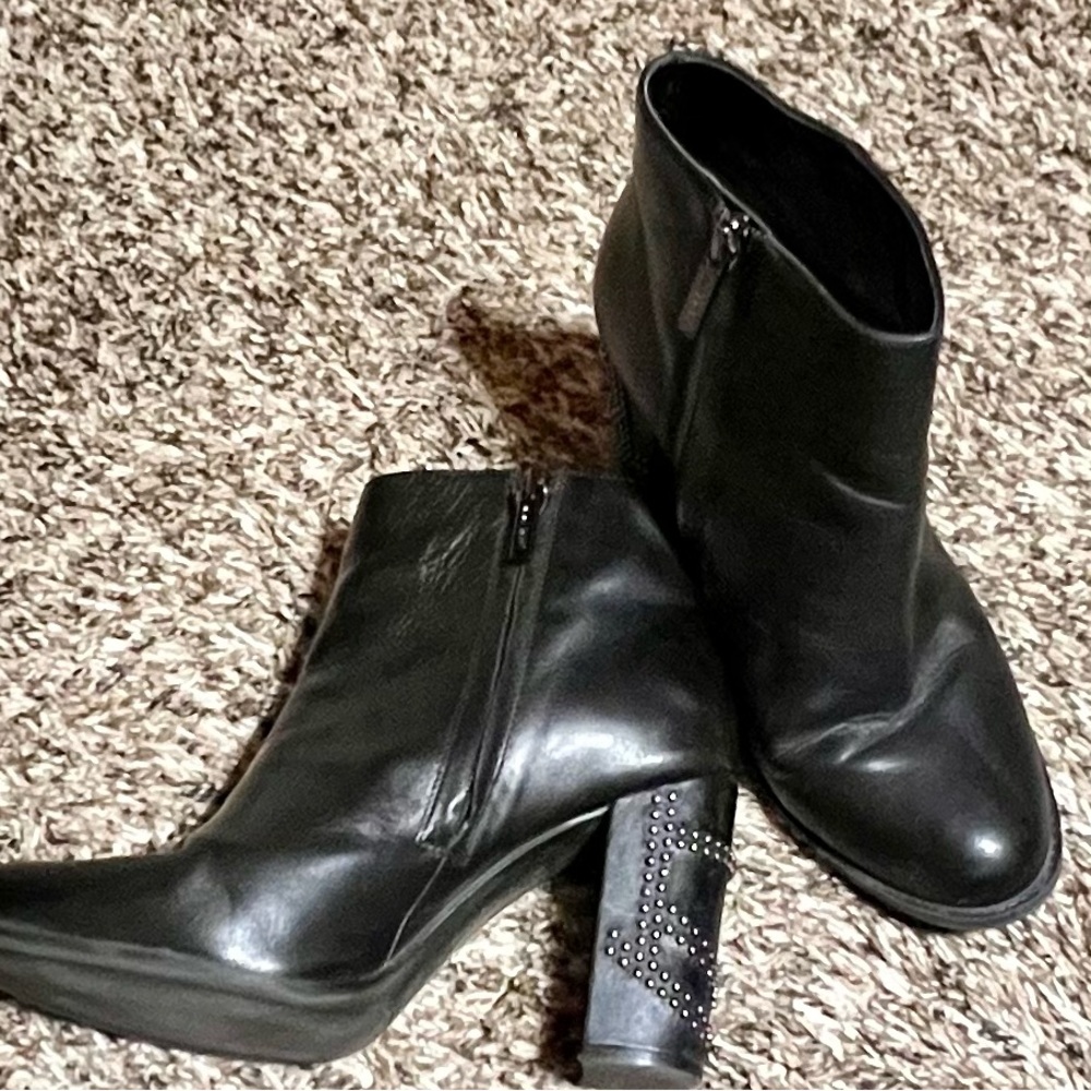 Nine West Qualinia 3.5” heel boot SZ 8